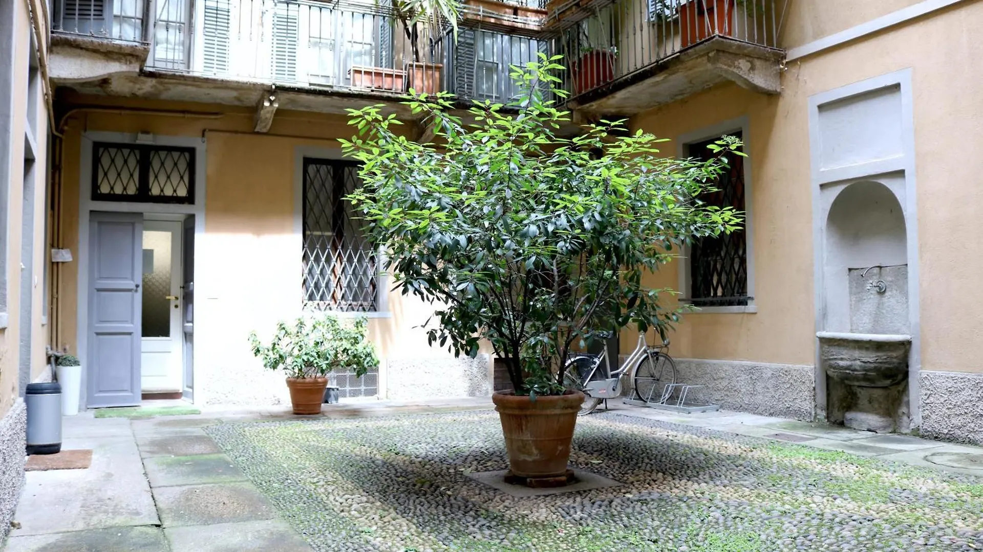 Historical Center Montenapoleone Loft Apartment Milan